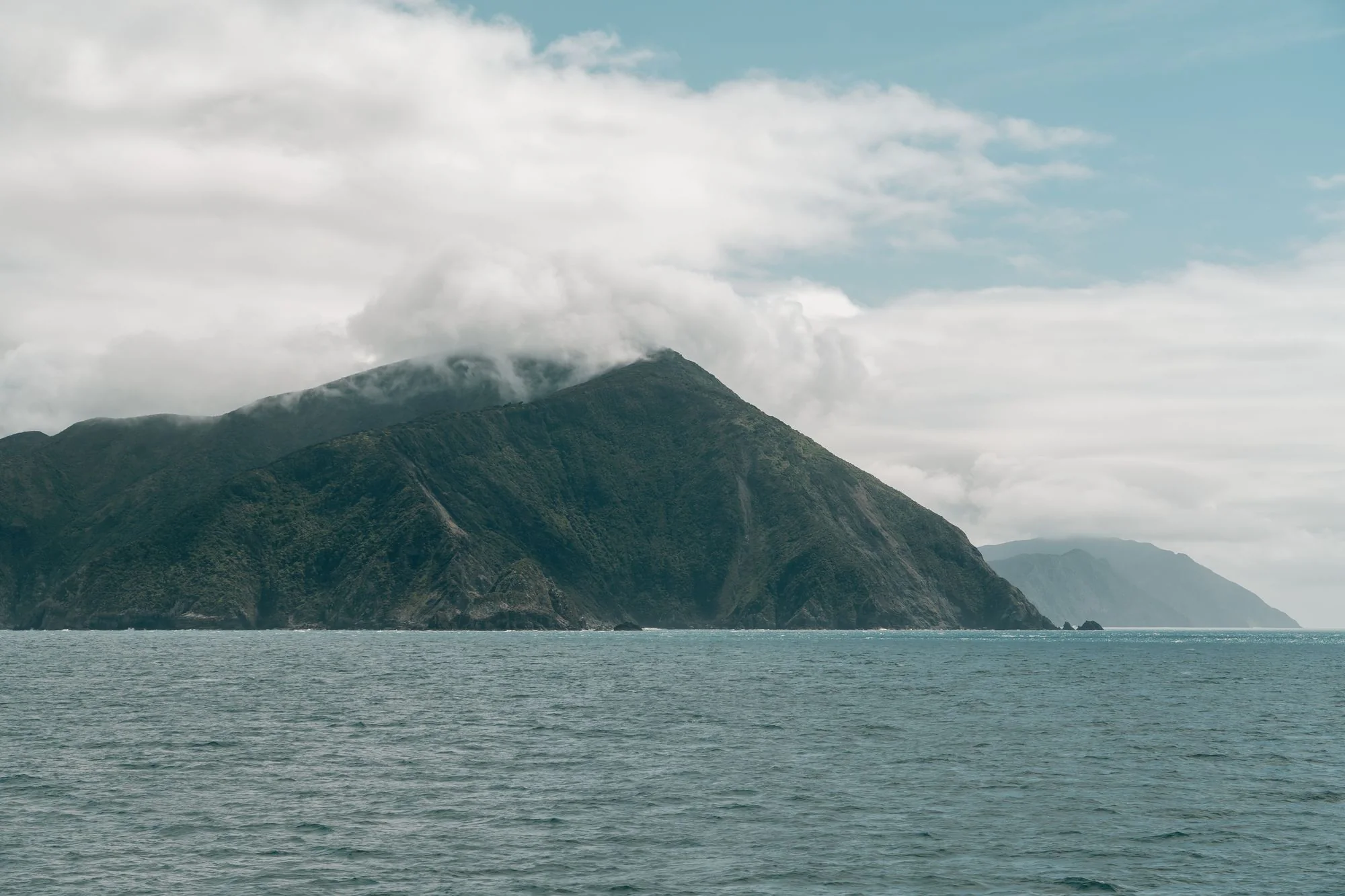 低垂云雾覆盖海岸山脉